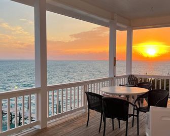 Large waterfront Home on Lubbers with Private Boat Dock - Hope Town - Ban công