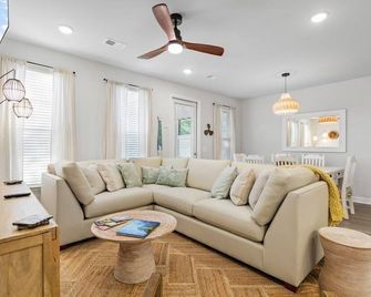 Luxury on Greens w Pool Nearby Golf Barefoot - 默特爾比奇