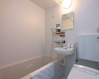 Hotel R9 The Yard Shikokuchuo - Shikokuchuo - Bathroom