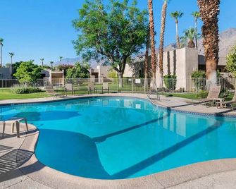 Walking Distance to Downtown 2-bedroom condo/AC/WiFi in Palm Springs - 팜스프링스 - 수영장