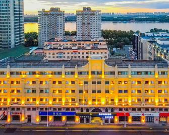 Home Inn Style Harbin Central Avenue Flood Control Monument - חרבין - בניין