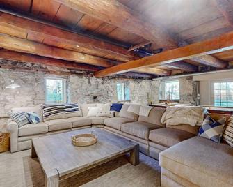 Historic White Manor - Lutherville Timonium - Living room