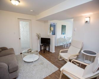 Adorable, Modern Suite in a Quiet Neighborhood - Nelson - Living room