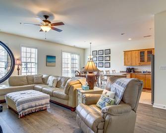 Pet-friendly Lewes Condo ~ 4 Mi to Beaches! - Lewes - Living room