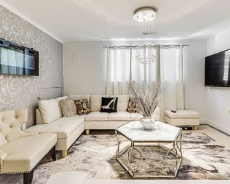 Walk to Beach Elegant Escape in Lusby! - Lusby - Sala de estar