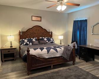 Spacious 3 Bedroom Home 1 Acre Unlimited Fast wifi - Saint Francisville - Bedroom