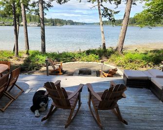 Tranquil Lowbank Waterfront Cottage. - Shelton - Terasa