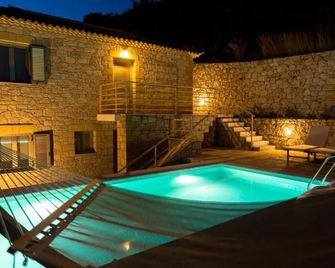 Tseralia Houses - Lefktro - Zwembad