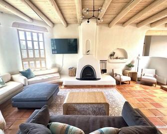 Slope & Sage Hideaway in Taos - Arroyo Seco - Living room
