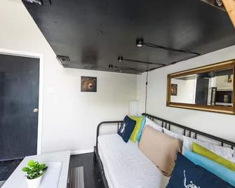 Bussin Efficiency Apartment In Fab Fishtown Dog-Friendly, Fast Wifi, Ac, W/D - Philadelphia - Living room