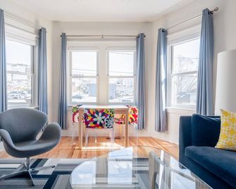 Downton Annie #One Explore the Arts District from a Century Building 2 BD/1BA - Asheville - Wohnzimmer