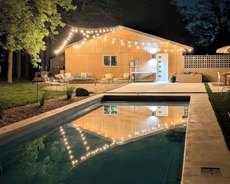 4-bedroom house in adorable Greenfield with inground pool - Greenfield - Piscine
