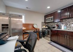 Pet-Friendly Silver Spring Condo with Yard! - Silver Spring - Kitchen