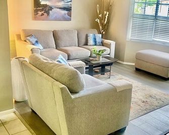Heavenly Holiday House by the Gulf - Holiday - Living room