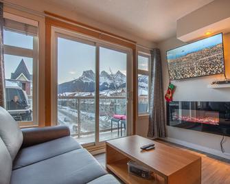Top Floor Condo - 2br & Ac With Mountain Views - Canmore - Living room