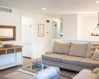 Downtown Eagle Farmhouse/Spa - Eagle - Living room