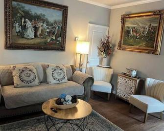 Clean Modern Deco Apt 1 Br 1 Bath Near Everything - Valdosta - Living room