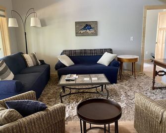 The red cabin @ Bodin's resort - Washburn - Living room