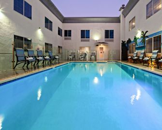 Holiday Inn Express & Suites Hollywood Walk Of Fame By IHG - Los Angeles - Pool