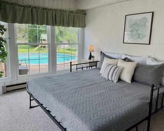 Relaxing Home w/ Private Pool near NRG National Park ️ (Family/pet Friendly) - Oak Hill - Bedroom