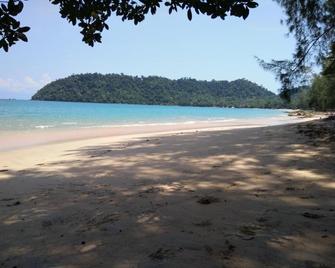 Jansom Bungalow 2 - Ko Payam - Strand