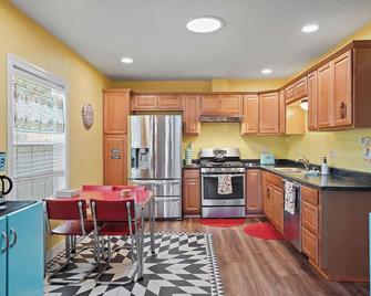 Yolo Bungalow - Cozy Craftsman in Downtown Davis - Davis - Kitchen