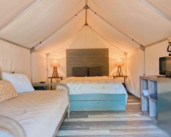13 Blue River Camp - Glamping Cabin - Kingsbury - Bedroom