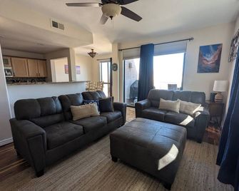 2 Bedroom Town Home with Unobstructed Views of Lake Powell in Dark Sky Community - Page - Sala de estar