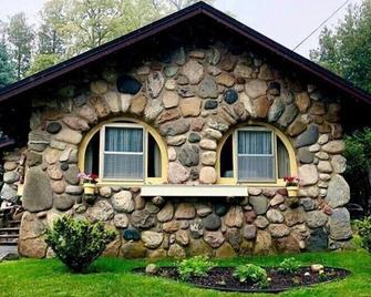 Lakefront Charlevoix Home With Private Dock - East Jordan - Vista del exterior