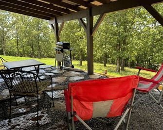 Iron Mt. Studio Cabin! Breathtaking Views! Fire Pit! - Clarksville - Terasa