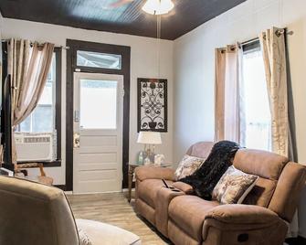 Cozy Downtown Haven Near Parks & Shopping Centres - Waycross - Living room