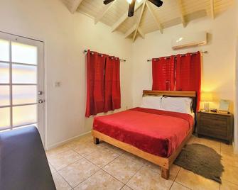 Genesis Suites Apt 1, Cozy 1-bedroom apartment in peaceful Valley with AC, WiFi - Cassada Gardens - Schlafzimmer