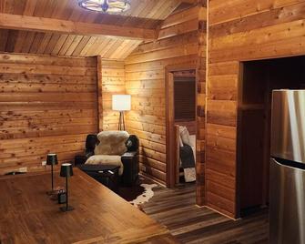 Cozy 2-bedroom Cedar cabin in charming Sequoia National Park with WiFi - Wofford Heights