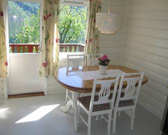 Øydvinstod Hyttegrend located by the untouched Osafjord.A lovely Romantic place. - Ulvik - Salle à manger