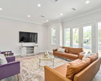 The Salma Plan: 4br/3.5ba, 2600 Sq Ft, Near Campus - Davis - Living room