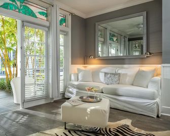 Alexander's Gay and Lesbian Guesthouse - Adults Only - Key West - Living room