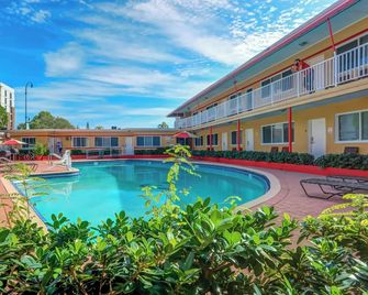 Beach and Town Motel - Hollywood - Piscina
