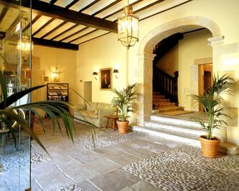Parador de Santillana del Mar - Santillana del Mar - Lobby