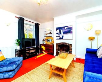 Spacious 4-Bed Bristol | Wifi | Parking | Workspace - Bristol - Living room