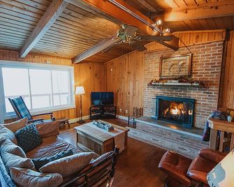 Soaring Eagle Cabin - Nashville - Living room