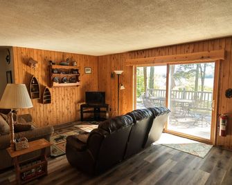 Lakeside Cabin Located In The Heart Of Michigan's Upper Peninsula! - Shingleton - Living room