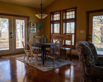 Private getaway, new, overlooking Hot Springs 270 east. Temporary housing rates - Malvern - Dining room