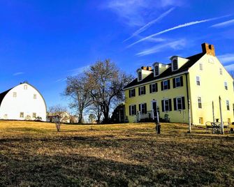 Stay and Be Home - Artful & Charming Guest Suite - Souderton - Edificio