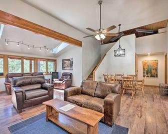 Serene Greer Cabin with Grill about 12 Mi to Skiing! - Greer - Living room