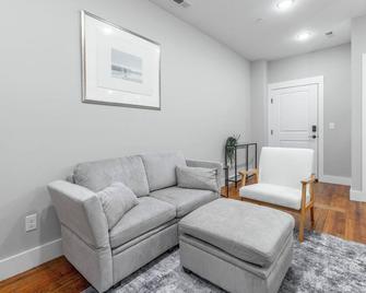 Cozy 2-bedroom apartment in awesome Chattanooga with AC, WiFi - Chattanooga - Living room