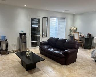 Spacious Basement in Montreal - Montreal - Living room