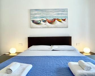 Bilocale con terrazzo e garage – Casa Ondina - Rimini - Camera da letto