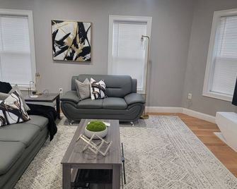 Lovey Spacious 2 Bedroom Apartment 15 min from Airport/Downtown - Boston - Living room