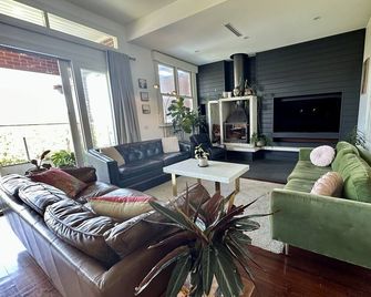 Resort-style living in Melbourne's Inner North - Preston - Sala de estar