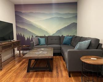 Brand New Apt A: 1 Bedroom 1 Bath in the Heart of Downtown Ellsworth - Ellsworth - Obývací pokoj